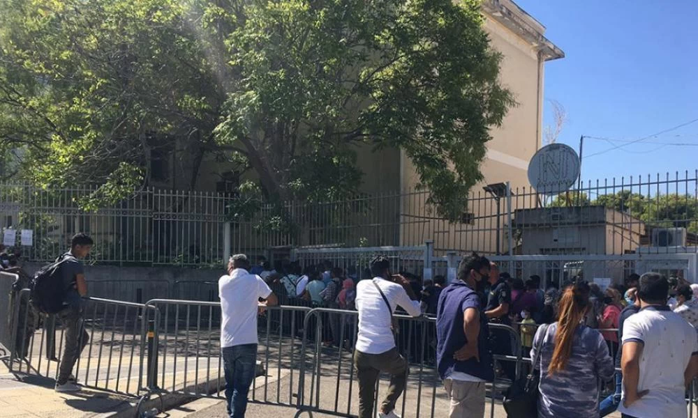 Ουρές από μετανάστες στην υπηρεσία Aσύλου